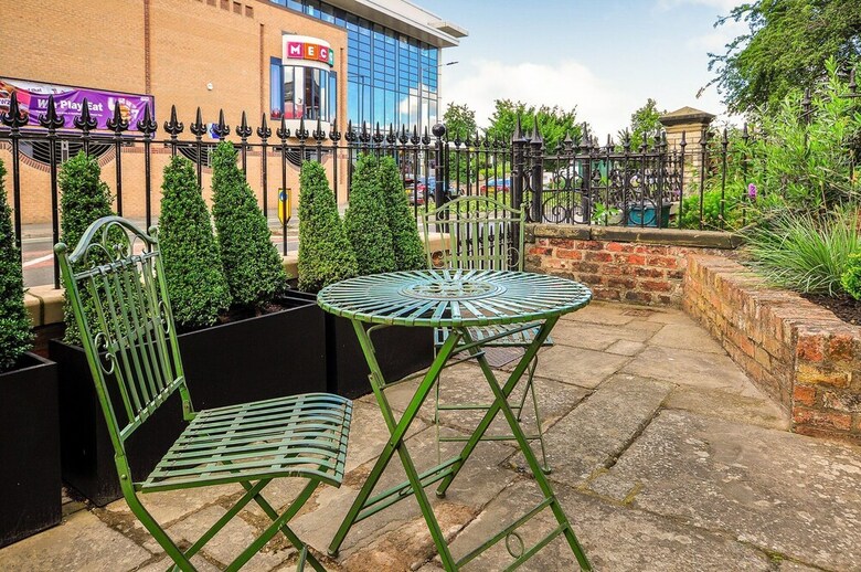 Apartment 8 Bluebridge Court