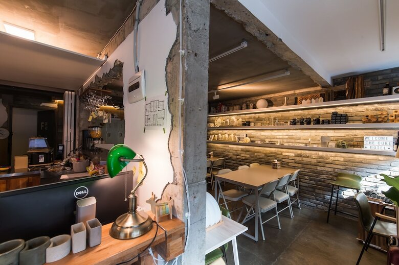 Hostal The Cube Hotel - Hostel
