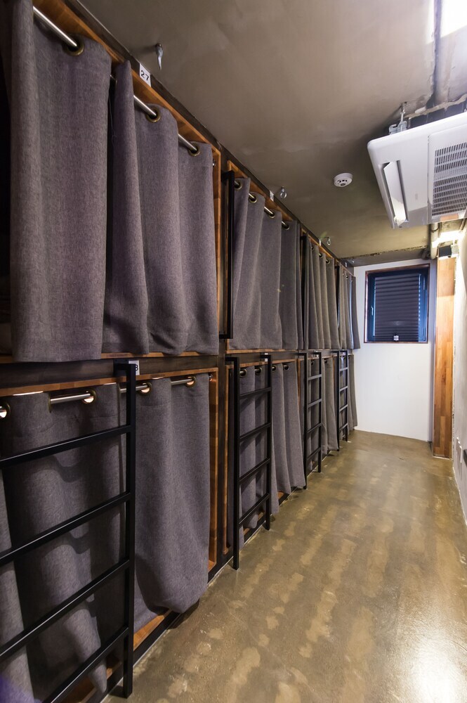 Hostal The Cube Hotel - Hostel
