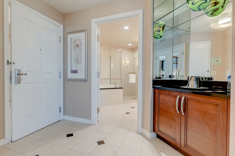 Stripviewsuites At Signature