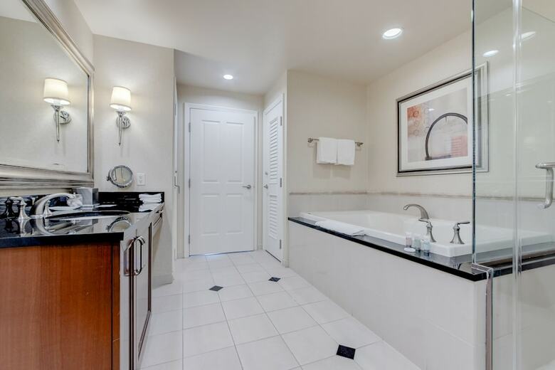Stripviewsuites At Signature