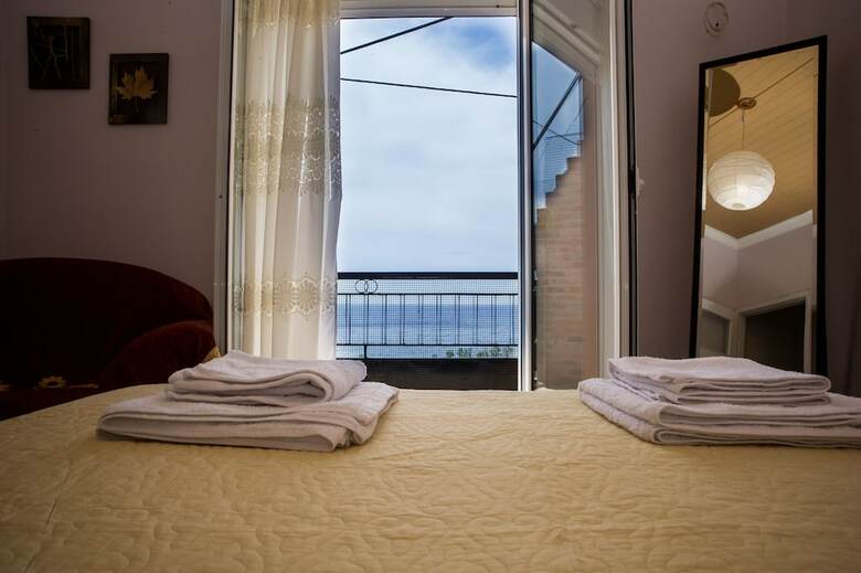 Apartamentos Traditional House With Seaview, Next To The Beach