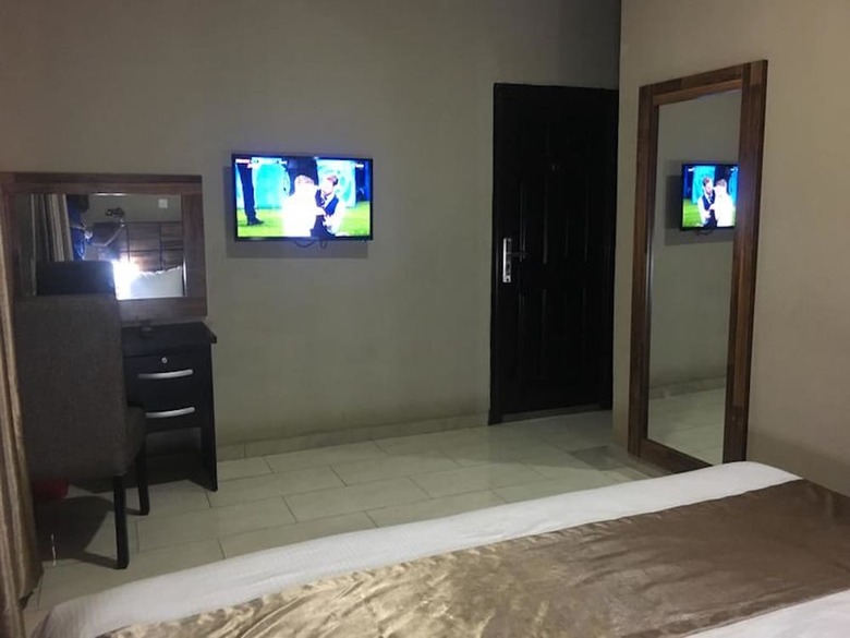 Momak 5 Hotel And Suites