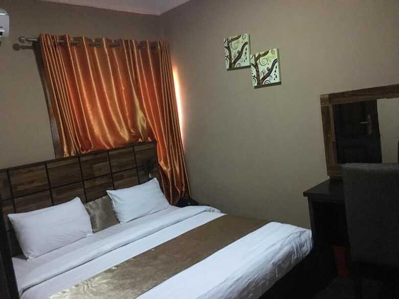 Momak 5 Hotel And Suites