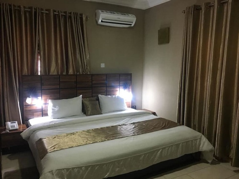 Momak 5 Hotel And Suites