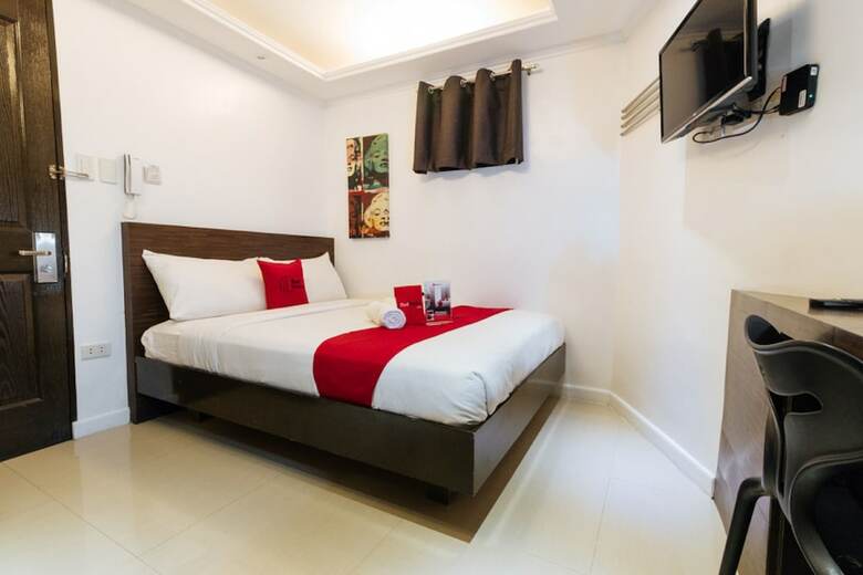 Hotel Reddoorz Plus @ Poblacion Makati
