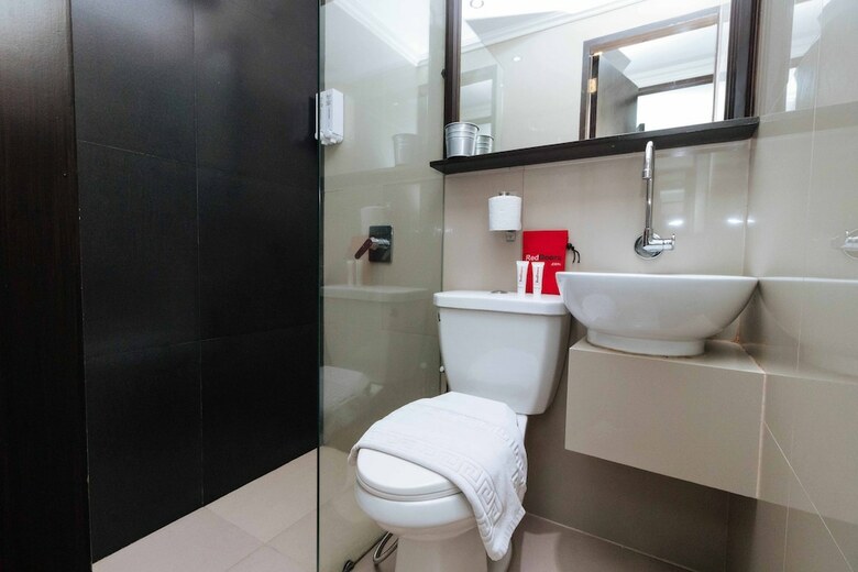 Hotel Reddoorz Plus @ Poblacion Makati