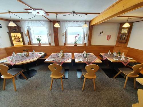 Hostal Gasthaus Zum Hirschen