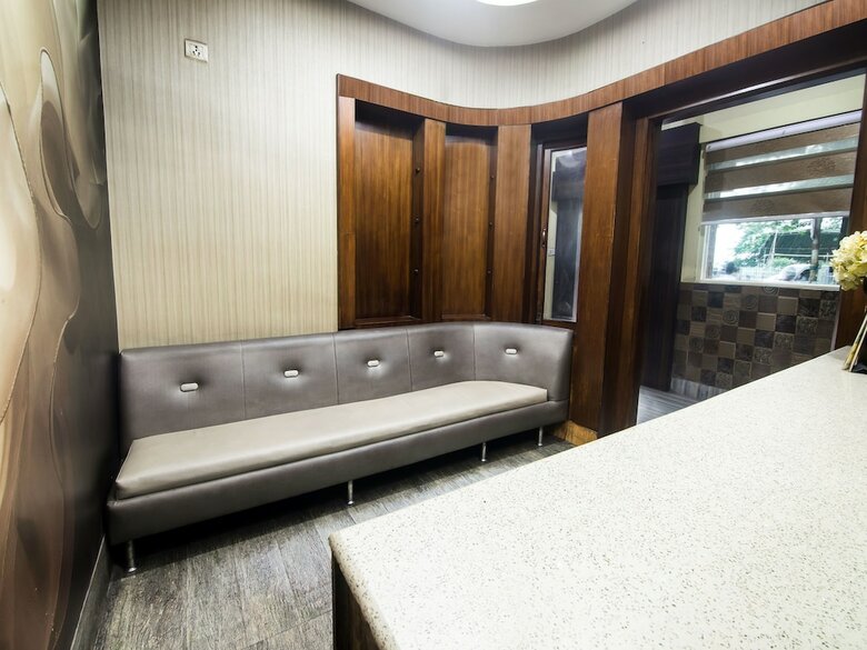 Oyo 14869 Hotel Apollo