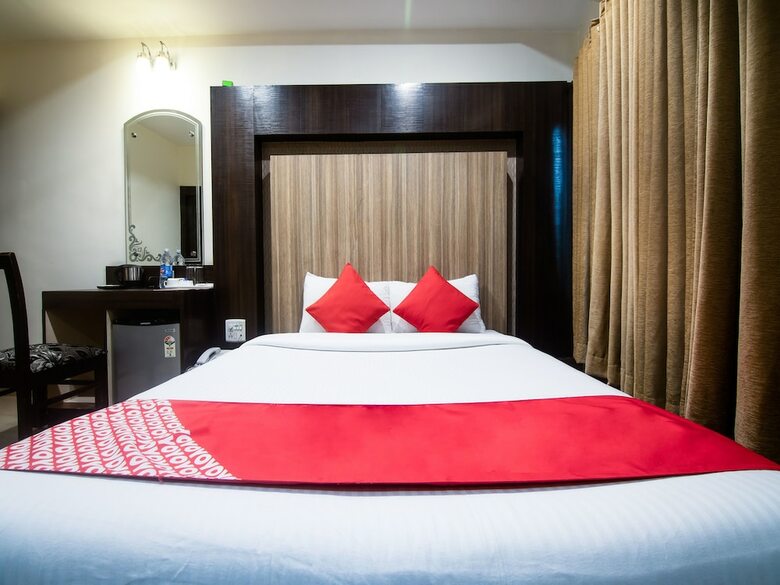 Oyo 14869 Hotel Apollo