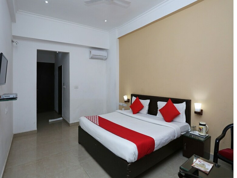 Hotel Oyo 13564 Near Prem Mandir