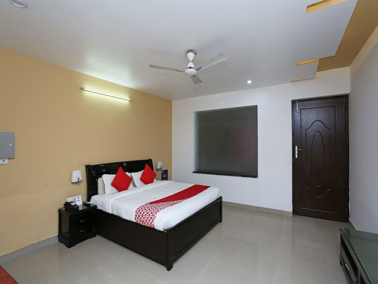 Hotel Oyo 13564 Near Prem Mandir