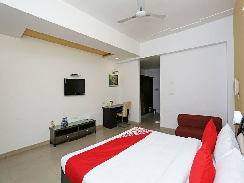 Hotel Oyo 13564 Near Prem Mandir