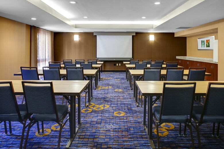 Hotel Courtyard By Marriott Cleveland Airport South