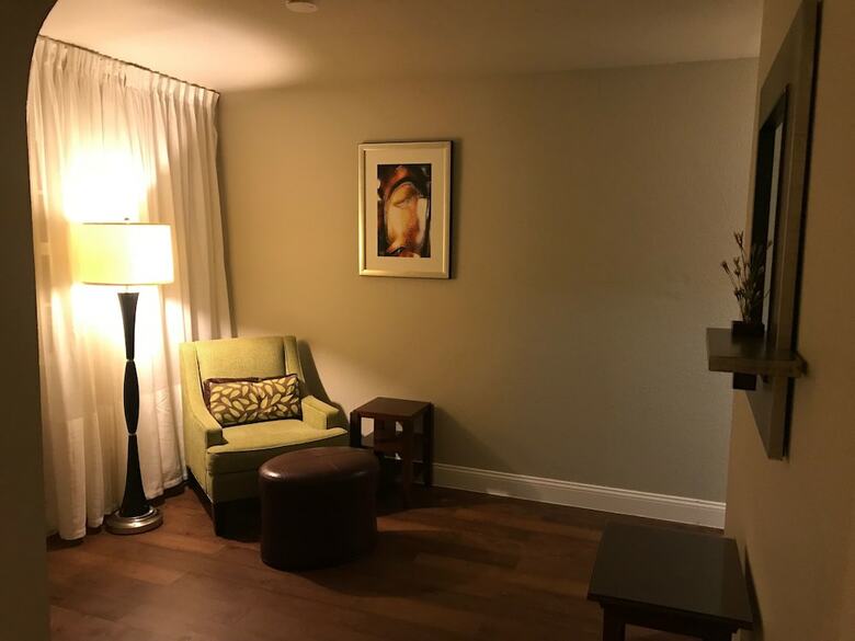 Stratus Suites - Boutique Hotel