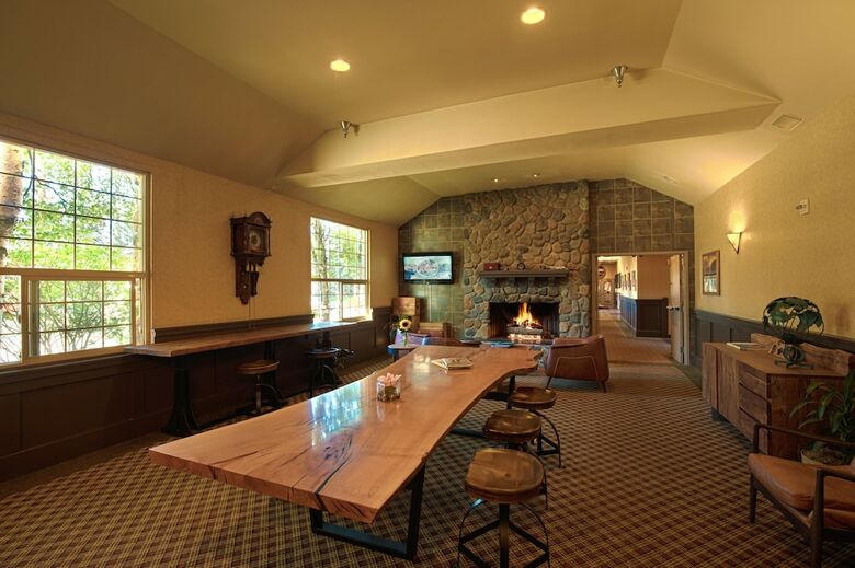 Hotel Coast Inn At Lake Hood