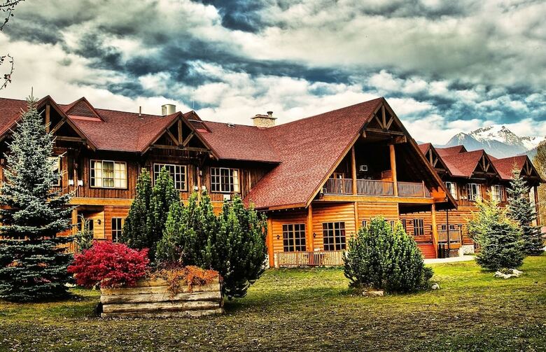 Cabana Glacier House Resort