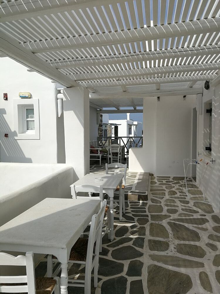 Zefi Hotel & Suites