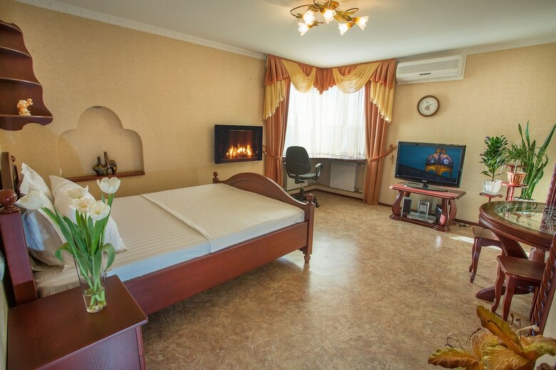 Hotel Royal Suite Near Lake