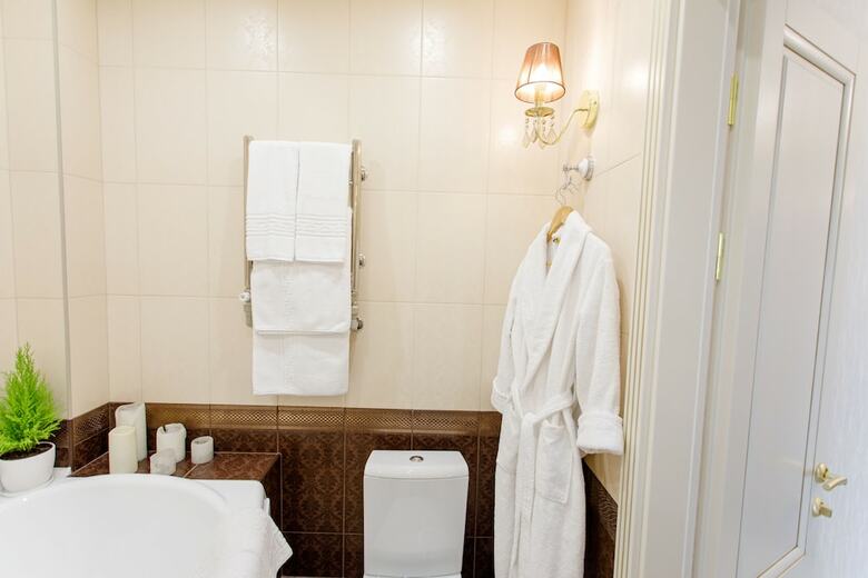Hotel Royal Suite Near Lake