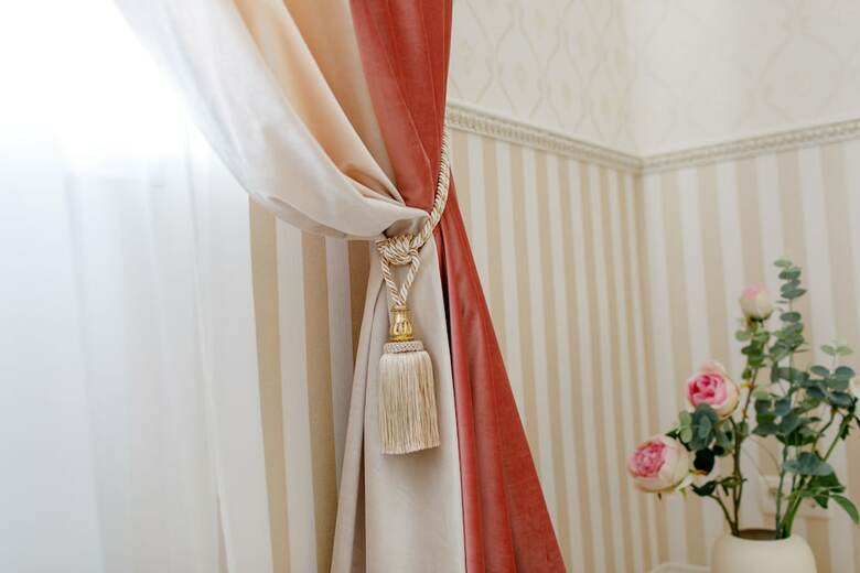 Hotel Royal Suite Near Lake