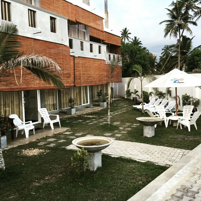 Hotel The Surflanaka Resort