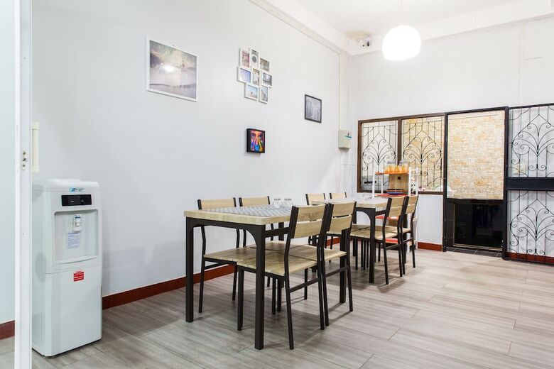 Hostal Sleep Lizm Hostel - Adults Only