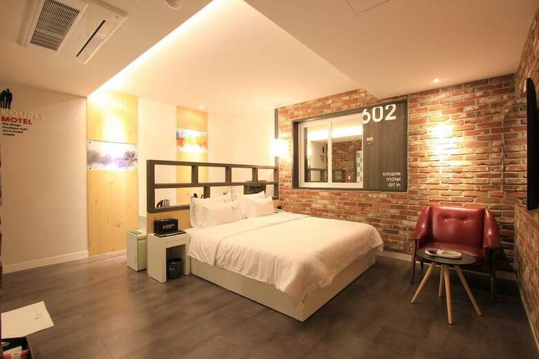 Hotel Couple Motel