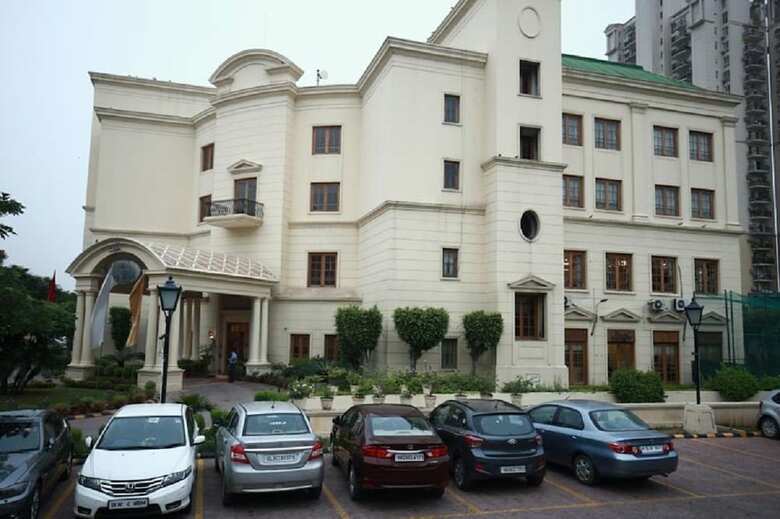 Hotel Dlf Club 4