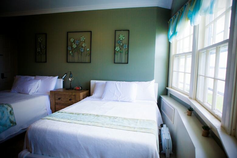 Bed & Breakfast 1 West Inn Waterfront