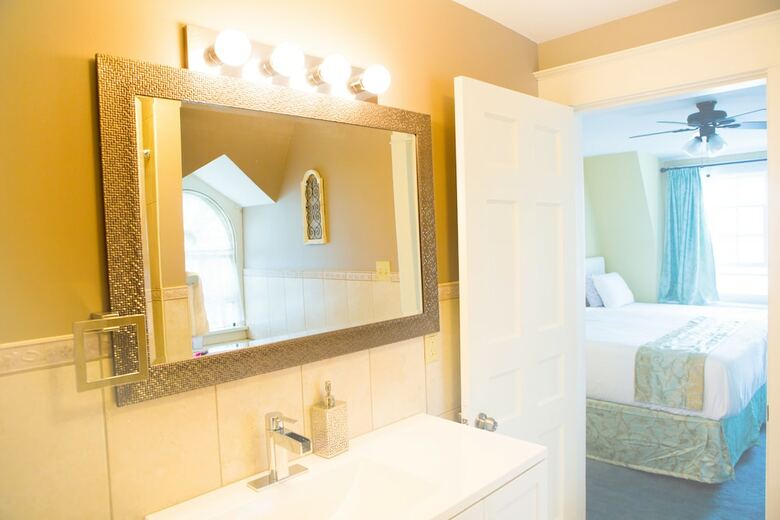 Bed & Breakfast 1 West Inn Waterfront