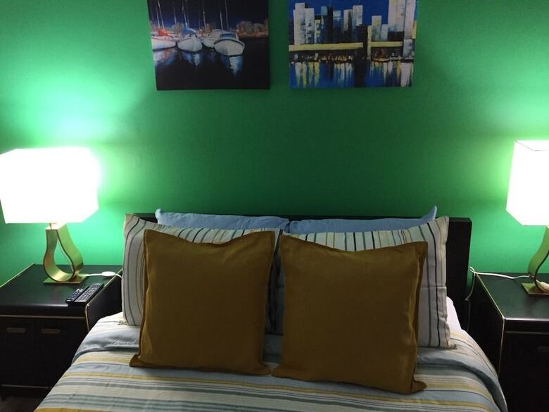 Hotel Gite King Hostels - In Montreal (C�te-saint-paul)