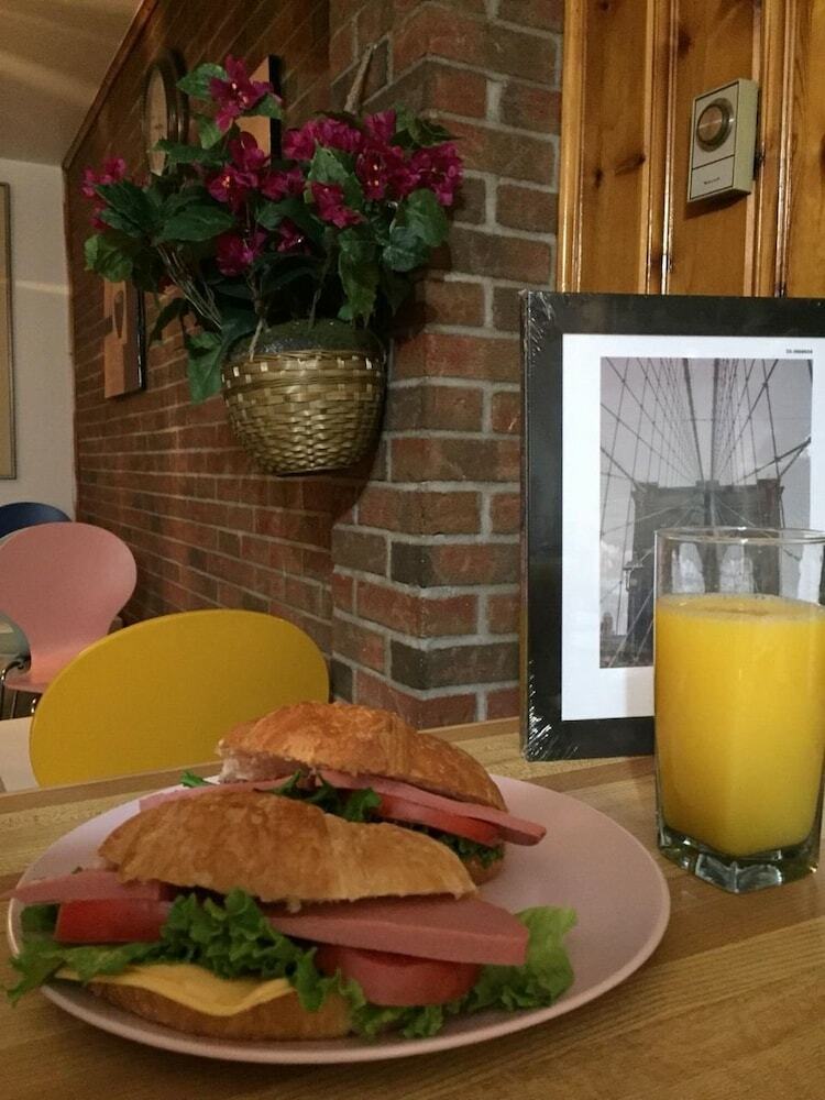 Hotel Gite King Hostels - In Montreal (C�te-saint-paul)