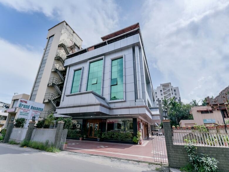 Hotel Oyo 15854 Grand Seasons