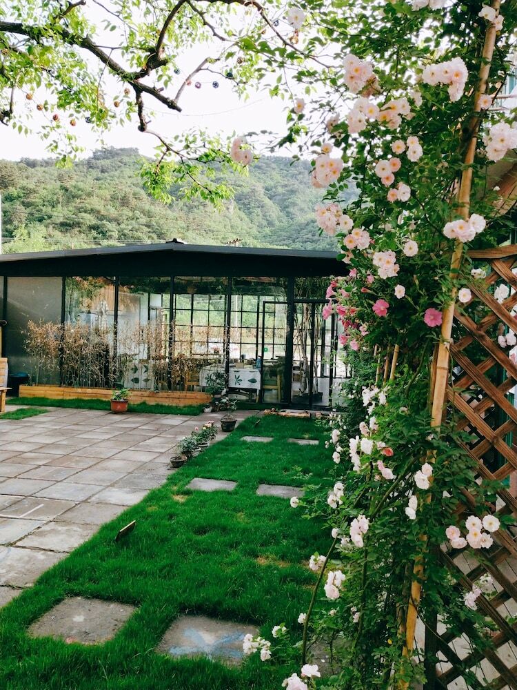 Hotel Beijing Encounter Garden