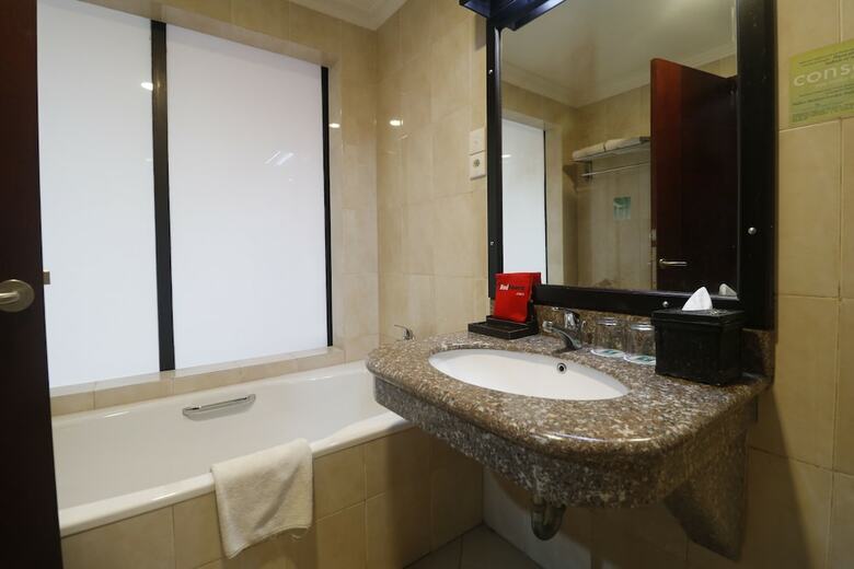 Hotel Reddoorz Premium @ Bukit Damai Indah