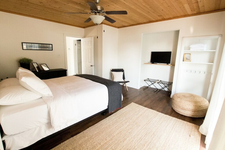 Posada Lakeside Motel
