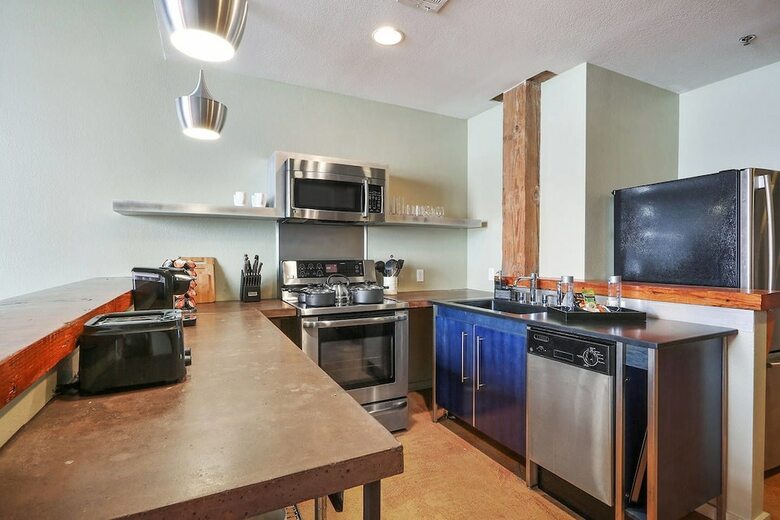 Apartamentos Inventive 2br/2.5 Ba Industrial Apt By Domio