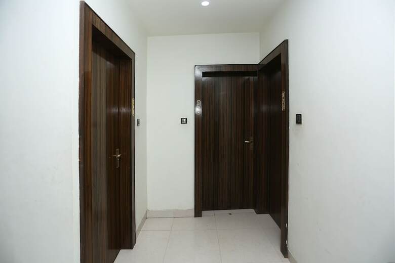 Oyo 8183 Hotel Sandal Wood