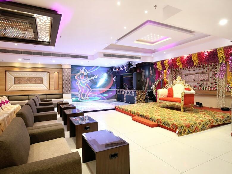 Oyo 16827 Hotel Grand M Lajjo