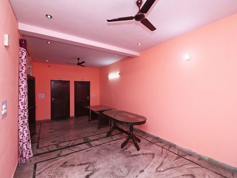 Hotel Oyo 16146 Royal Guest House
