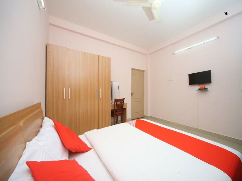 Hotel Oyo 15517 Kms House