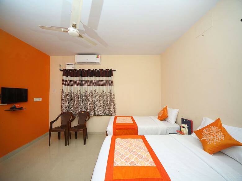 Hotel Oyo 15517 Kms House