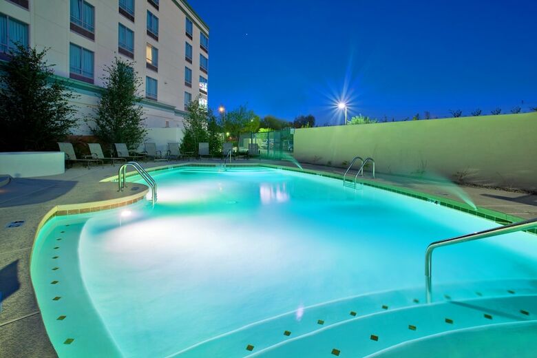 Holiday Inn Hotel & Suites Phoenix Airport