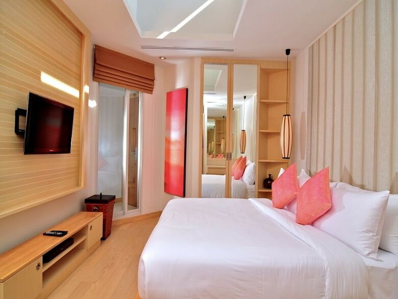 Aparthotel Beachfront Phuket Seaview Suites