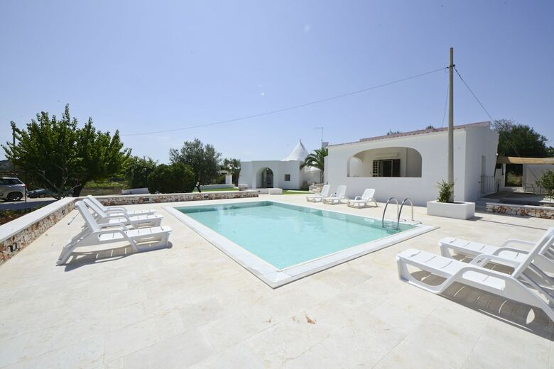 Villa, Trulli E Piscina Nel Cuore Della Valle D'itria