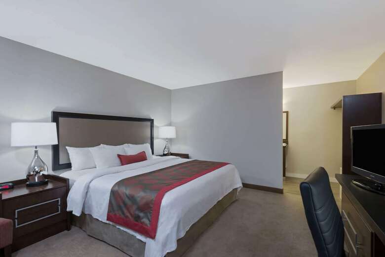 Hotel Ramada By Wyndham Boston