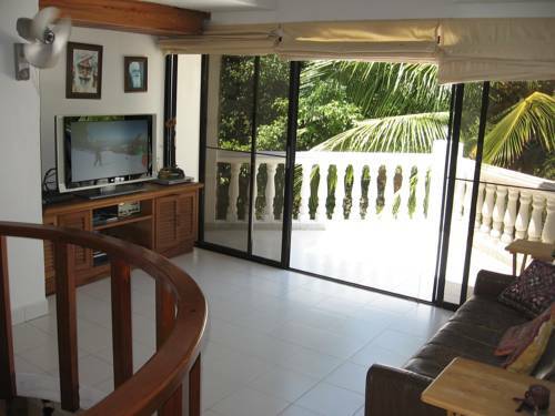 Hostal Casa De Las Flores Tropical Lodge