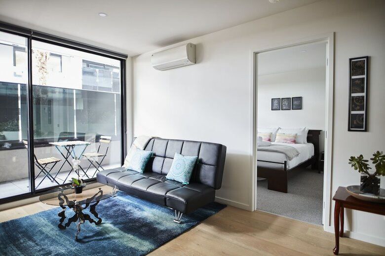 Sleek Arthouse Apartment With Pool Close To City