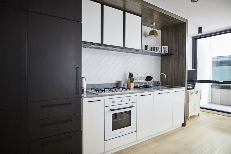 Sleek Arthouse Apartment With Pool Close To City